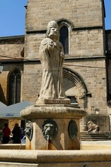 La statue de Saint-Martial sur la fontaine d’Aygoulène sur la place Saint-Michel à Limoges