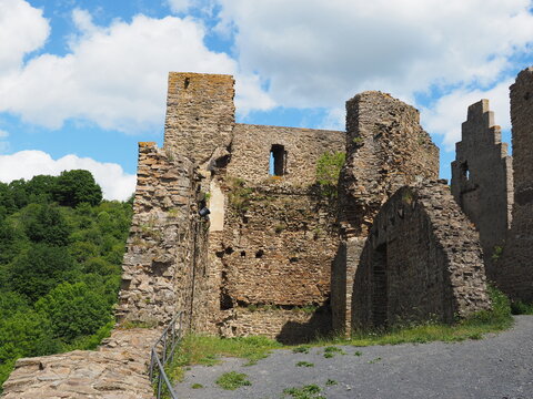 L&ouml;wenburg und Philippsburg bei Monreal in der Eifel