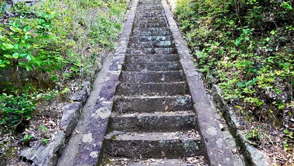 Obraz premium 対馬市にある霹靂（いかづち）神社の石段