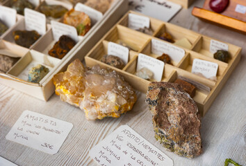 Variety of mineral speciments on counter in souvenir shop with descriptions in Spanish language on price labels. - obrazy, fototapety, plakaty