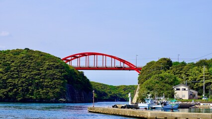 浅茅湾側の港町から見える万関橋