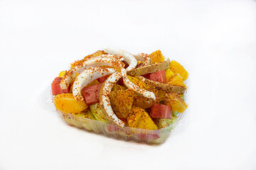 ensalada de fruta estilo mexicana, con coco, mango, sandia, pepino y tajin