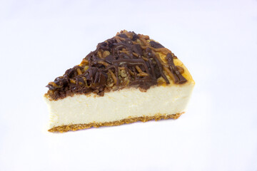 Rebanada de pai de queso con chocolate y cajeta 