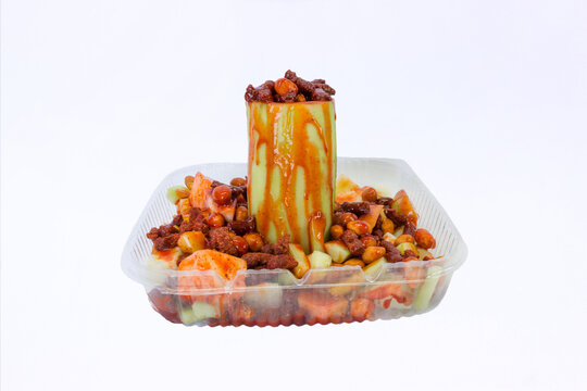 pepino preparado en charola con cacahuates y fruta