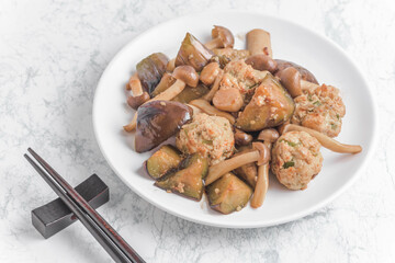 鶏肉団子と茄子の炒め物