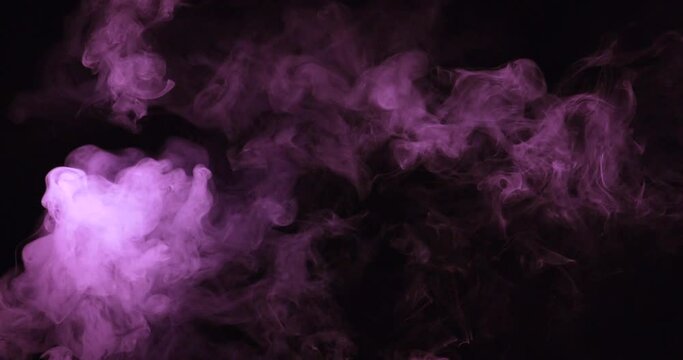 Textura mágica de humo color morado violeta sobre fondo negro 