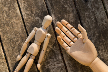 古いテーブルの上にある木製のロボットの片手とマネキン人形の姿