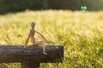 夏の公園で擬人化で撮影した座る面白いマネキン人形の姿 - obrazy, fototapety, plakaty
