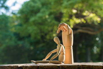 夏の公園にある木製マネキン人形の姿