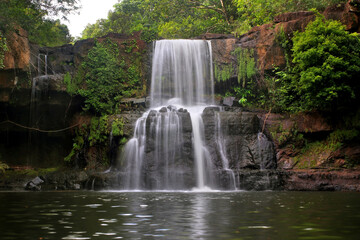 Obraz na płótnie Canvas waterfall in green forest