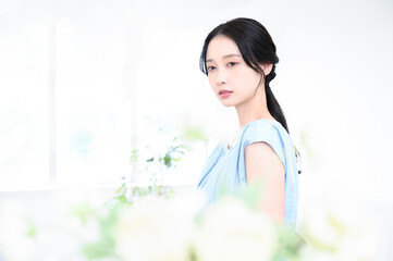 Naklejka premium 花の前ボケも美しい女性