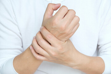 Hands of computer users have pain and injury to the fingers. From Syndrome Syndrome .Health and Physical Concepts