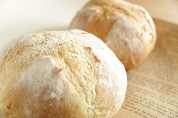 二つのパン　丸いフランスパン　英文の敷紙