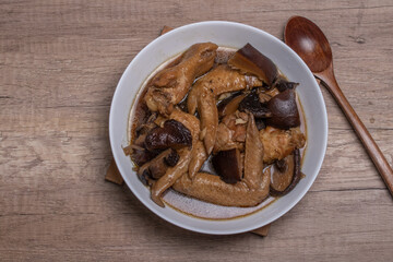 Chicken stewed with shiitake mushrooms in a white cup