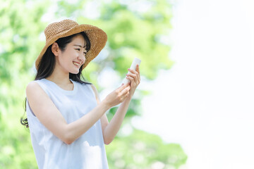 夏のスキンケアをする女性（日焼け止め・UVケア）
