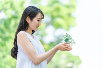 植物を持つ日本人女性（横顔）
