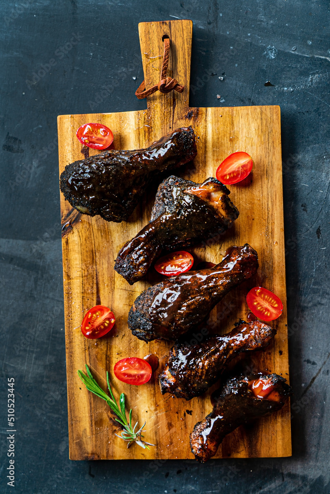 Poster grilled chicken on the wooden board