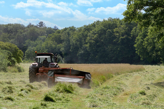 faucheuse agricole d'herbe en action dans le pr&eacute;