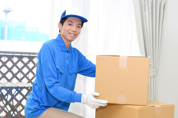 作業服を着た引っ越し作業をする男性