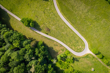 Vue a&eacute;rienne d'un virage de montagne
