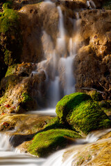 Petite cascade et rocher couverts de mousse