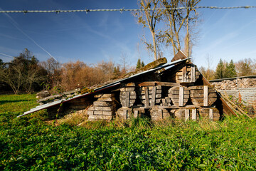 Tas de bois prot&eacute;g&eacute; de la pluie