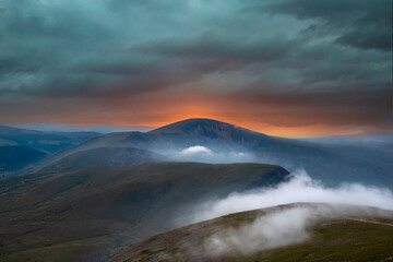 Fototapeta premium Sonnenuntergang am Mount Snowdon, Snowdonia Nationalpak in Wales, UK