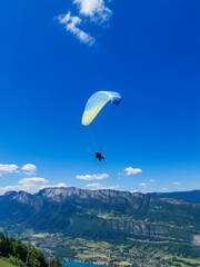 vol en parapente au-dessus des montagnes