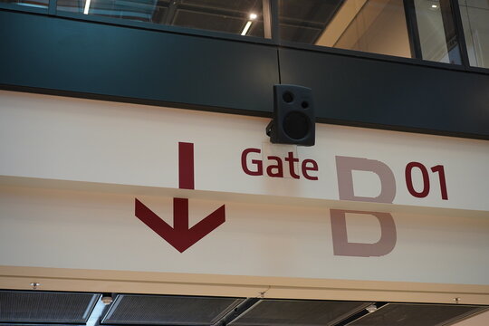 Hinweispfeil zum Gate B01 im Flughafen BER, Berlin, 07.06.2022