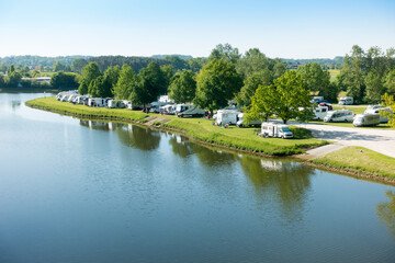 Fototapeta premium Wohnmobil-Stellplatz am Main-Donau-Kanal