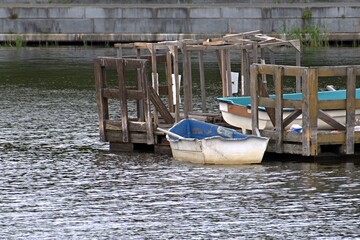 Obraz premium An old boat is parked at the village river pier on a summer day
