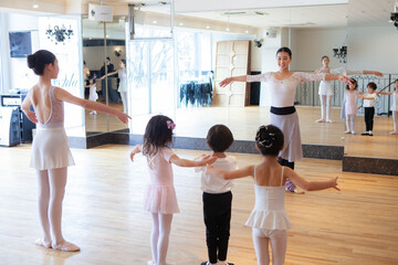 ポーズを習うバレエダンサーの子供たち