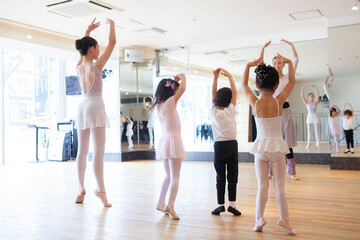 ポーズを習うバレエダンサーの子供たち