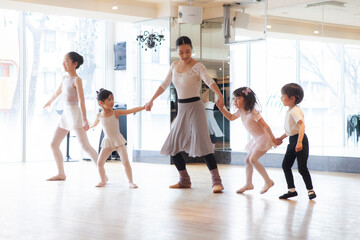 Naklejka premium キッズバレエ教室のレッスン風景