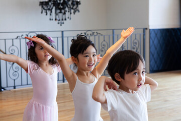 レッスンを受けるバレエダンサーの子供たち