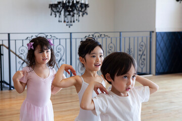 レッスンを受けるバレエダンサーの子供たち