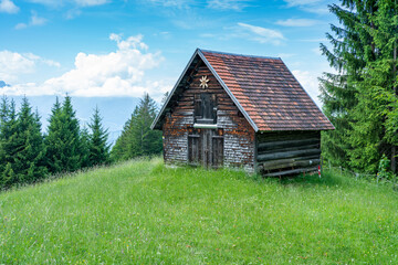 alter Heustadel, H&uuml;tte auf einem H&uuml;gel, Holzschopf am Waldrand, kleines Haus mit Aussicht &uuml;ber das Rheintal. sonniger Tag mit kleinen Wolken