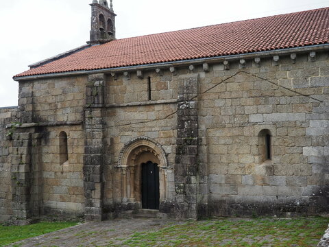 fachada sur del monasterio de santa maría de mezonzo con puerta abocinada y dos arquivoltas, capiteles con motivos vegetales, la coruña, españa, europa
