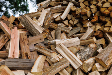 積み上げられた薪　まき　薪割り　薪ストーブ　燃料