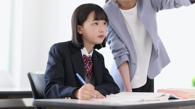 塾で授業を受ける女子学生 中学生 高校生