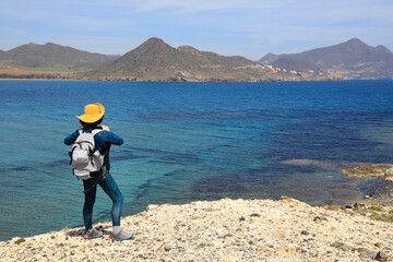 Fototapeta na wymiar almería mujer fotografiando playa costa senderista turista playa genoveses 4M0A3898-as22