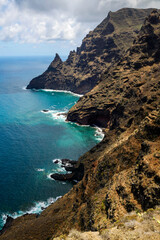 Vista impresionante de los acantilados de la costa entre Chinamada y Punta Hidalgo, Parque Rural de Anaga, Tenerife, Islas Canarias, España. © inigolaitxu