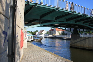 Fototapeta na wymiar Brücke über der Donau