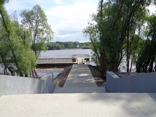 Naklejka premium wooden bridge over the river