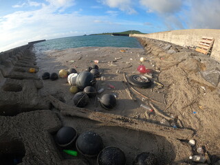 海岸に不法投棄、海洋プラスティックゴミ