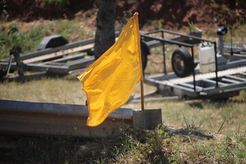 drapeau jaune de course de voiture