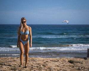 CHICAS PASANDO UN DIA EN LA PLAYA