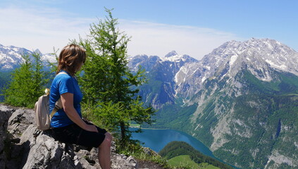 Naklejka premium Wanderin am Jennner Gipfel mit Blick auf den Königsee und Watzmann