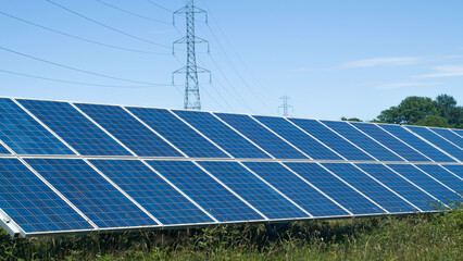 champ de panneaux solaires ensoleillé. énergie photovoltaïque,  renouvelable,  écologique