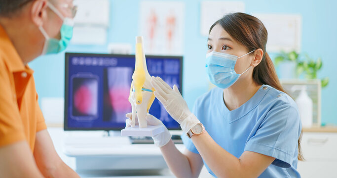 doctor show knee joint model